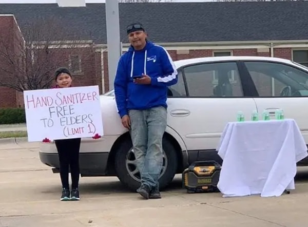 4. Эта семья раздает бесплатное дезинфицирующее средство для рук пожилым людям: