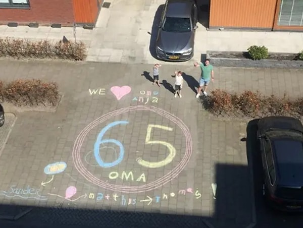 8. Семья, которая празднует 65-летие бабушки по-другому: