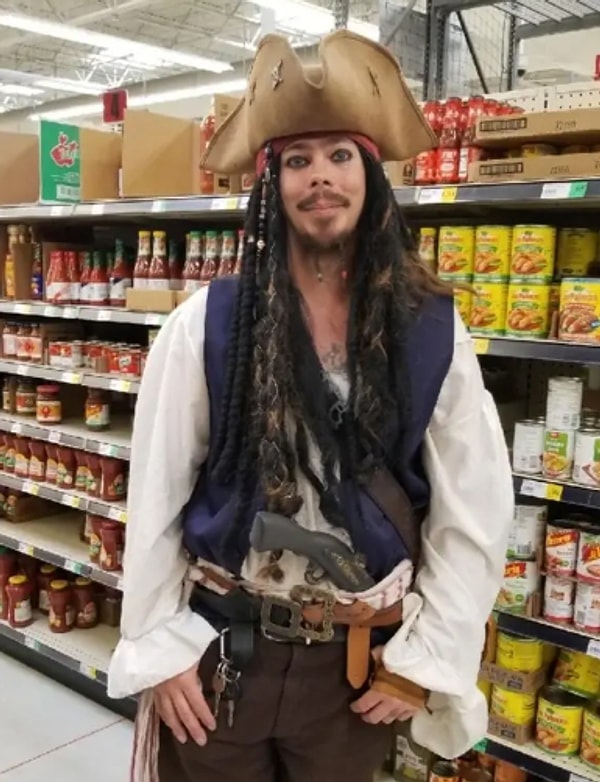 11. Парень пытается уменьшить стресс людей, которые приходят за покупками в магазин: