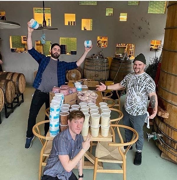 14. Ресторан, который отправляет еженедельный пакет помощи своим сотрудникам, которые вынуждены работать: