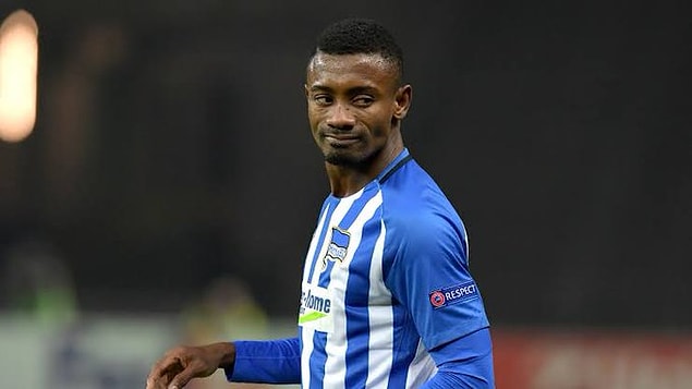 3. Sosyal mesafe kuralıyla antrenmanlara başlayan Hertha Berlin, soyunma odasında takım arkadaşlarıyla el sıkışarak selamlaşan Salomon Kalou'ya antrenmanlardan ve maçlardan uzaklaştırma cezası verdi.