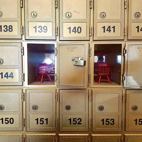 15. İçlerinde küçük insanlar yaşıyormuş gibi görünen eşyalı posta kutuları!