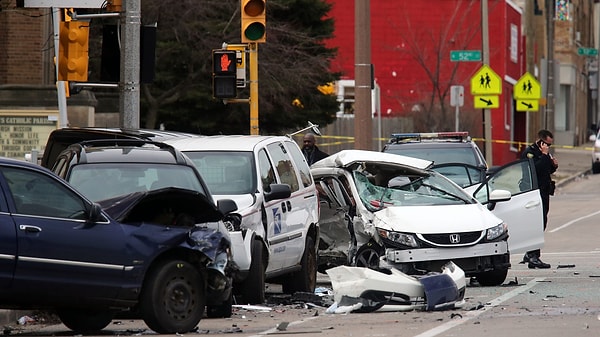 Первое, что произойдет, это столкновение миллионов автомобилей и тысяч самолетов, поездов, метро, кораблей, которые были в движении во время всеобщего вымирания.