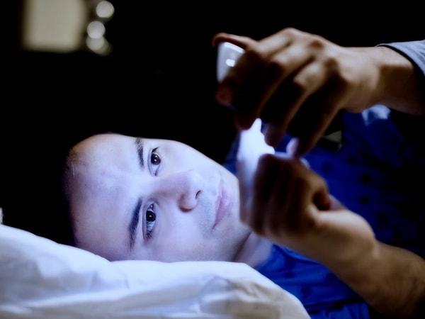 Gece cep telefonu kullananlardansanız geceleri mavi ışığı kapatıp ekranı karartmak ve uyuyacağınız zaman telefonu yakınınızdan uzaklaştırmanız da faydalı olacaktır.