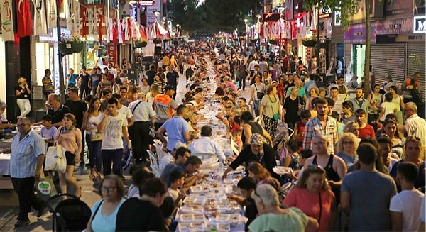 Bu seneye kadar Ramazan ayı geldiği zaman kalabalık sofralarımızı kurar, akrabalarımızla, eşimizle dostumuzla iftarlar yapardık.