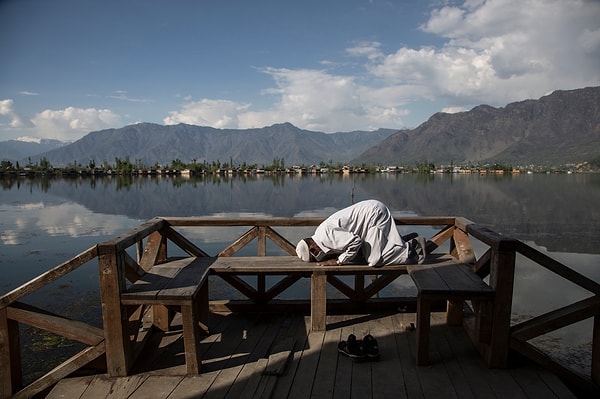 5. Hindistan'ın Srinagar şehrinde bir bankın üzerinde namaz kılan adam: