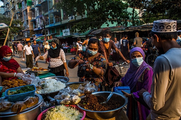 7. Burma, Yangon'da yemek alan insanlar: