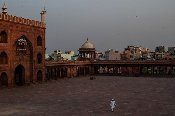 9. Hindistan'ın başkenti Yeni Delhi'de tek başına camiden çıkmış bir adam: