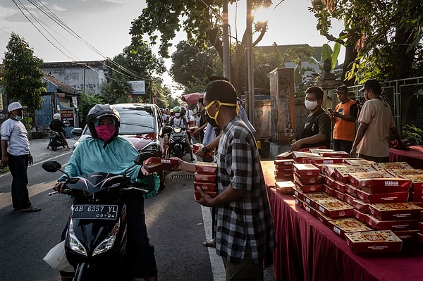 14. Endonezya'nın Yogyakarta şehrinde iftar için dağıtılan yemekler: