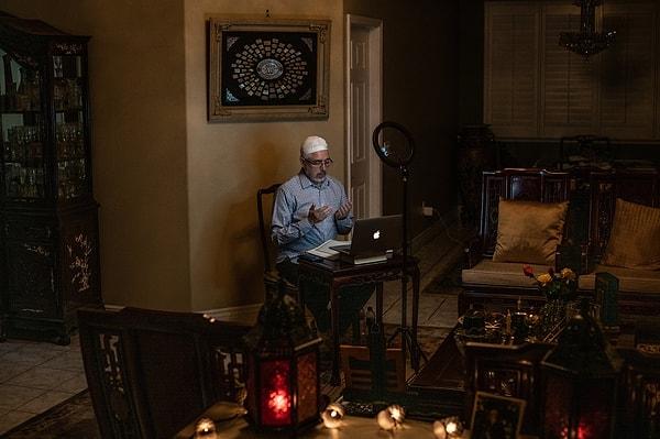16. Los Angeles'ta evinde canlı yayın açarak dua eden Dr. Saleh Kholaki: