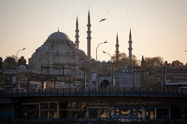 17. Ve son olarak her sene kalabalıktan adım atılamayan İstanbul - Süleymaniye Cami'nden bir görüntü: