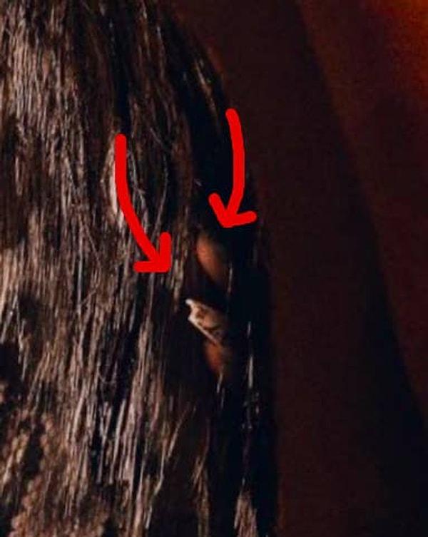 Fotoğrafa yakından bakıldığı zaman, iki eli de duvarda olmasına rağmen saçının arasında iki parmak kalmıştı. 😂
