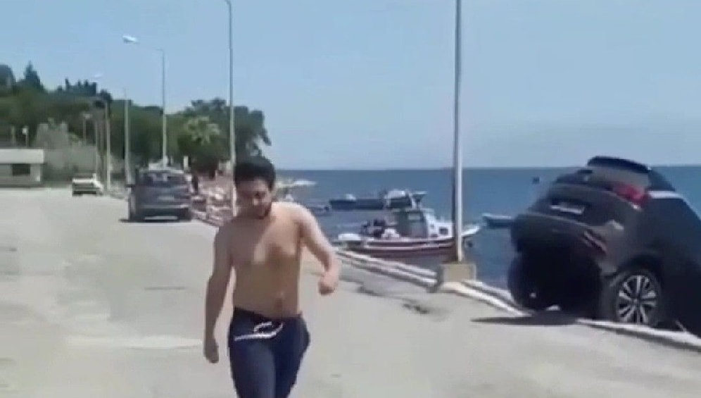 Kiraladığı Aracı Denize Atıp Hiçbir Şey Olmamış Gibi Yoluna Devam Eden Adam