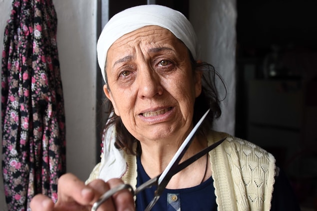 Eşyalar tutuştuğunda kendi imkanlarıyla alevleri söndürdükleri ve bir kez itfaiye çağırdıklarını ifade eden Aslan, yanan eşyalarını da attıklarını belirtti.
