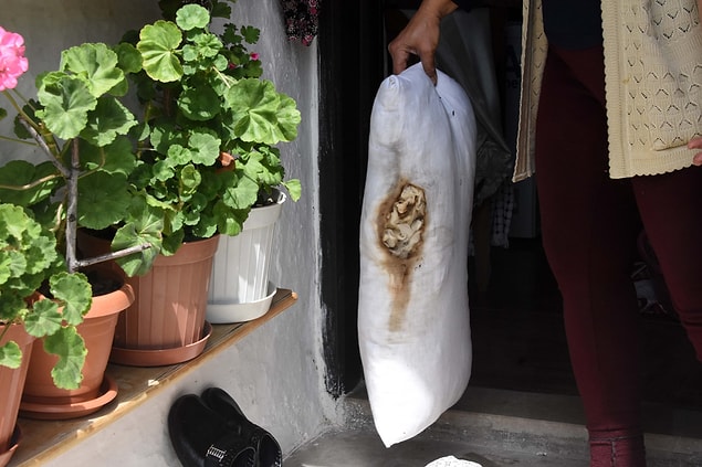 Konya'da Hatice Aslan ile kızı Duha Aslantaş'ın birlikte yaşadığı tek katlı evde iddiaya göre eşyalar kendiliğinden tutuşuyor.