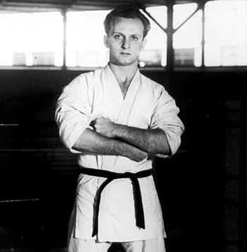 1914 yılında, 'İmkansız Adam' lakaplı Kodokan Judo ustası Mitsuyo Maeda, Brezilyalı Carlos Gracie'ye judo sanatını öğretti.