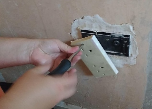5. "Yeni evimizdeki sahte prizin arkasında kasa bulduk."