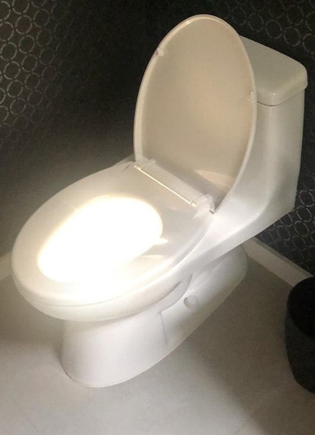 19. "Ailemin evindeki banyo, sadece küçük bir pencere ile aydınlatılıyor. Her gün klozetin görüntüsü bu şekilde!"