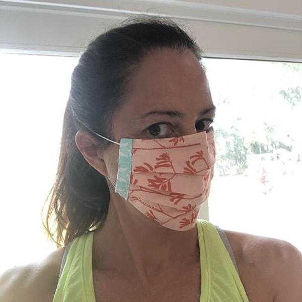 2. Üst tarafında tel olan bir maske kullanıyorsanız, gözlüğünüze gelen havayı önlemek için burnunuzun kıvrımına iyice oturtun.