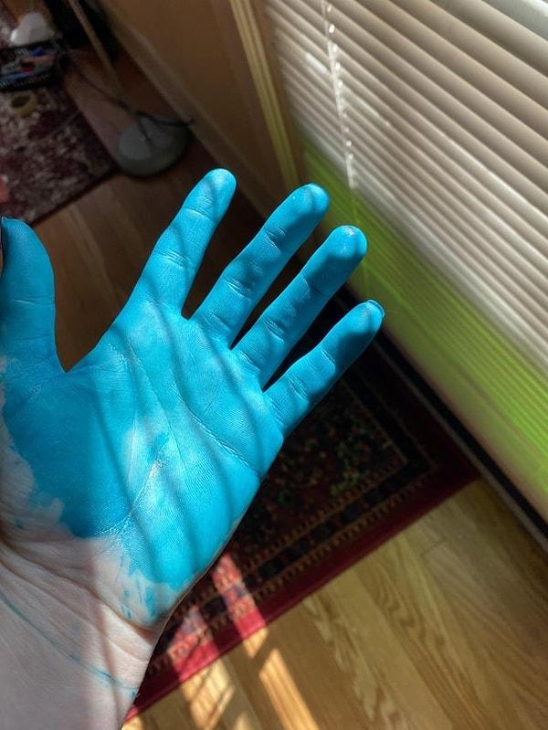 7. "Saçımı maviye boyarken eldiven yırtıldı. Bu birkaç kere yıkanmış hali."