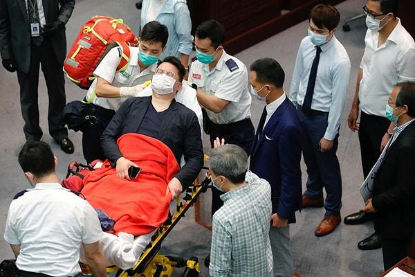 Parlamentoda çıkan kavga 1 saatten fazla sürerken kavgada yaralanan Andrew Wan Siu-kin ambulansla hastaneye kaldırıldı.