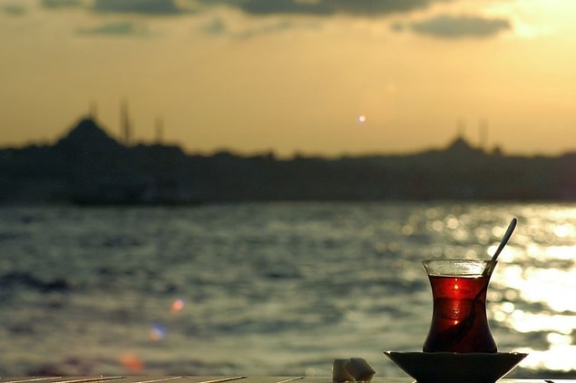 Çay hemen hemen her evde içilen ve her öğünde yer verdiğimiz bir içecek.