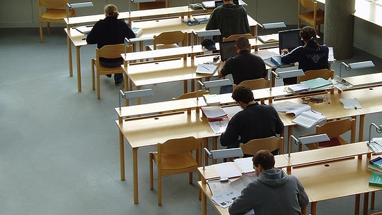 Üniversite Öğrencilerine Verilen Burs 'Kamu Zararı' Diye Kesildi, Ödenen Para Faiziyle İstendi