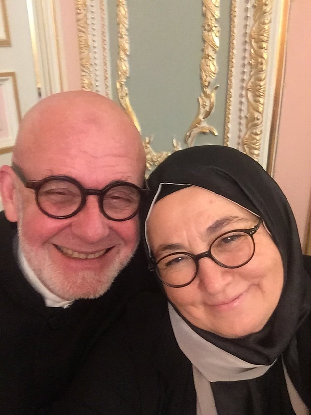 Sevda Noyan, tiyatrocu Engin Noyan'ın eşi. Engin Noyan, İstanbul Alman Lisesi ve Viyana Üniversitesi Felsefe Fakültesi Tiyatro Bilimi Enstitüsünde eğitimini tamamladı. Ülkemizde daha çok müzik sanatçısı olarak bilinir Engin Noyan.