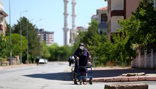 65 Yaş ve Üstü Vatandaşlar 50 Gün Sonra İlk Kez Sokağa Çıkarak Özgürlüğün Tadını Çıkardılar