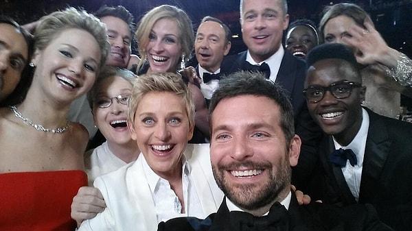 Son olarak nispeten daha yakın bir tarihe gidelim. 2014 yılında Ellen DeGeneres tarafından paylaşılan bu fotoğraf tüm dünyada selfie çılgınlığını başlatmıştı.