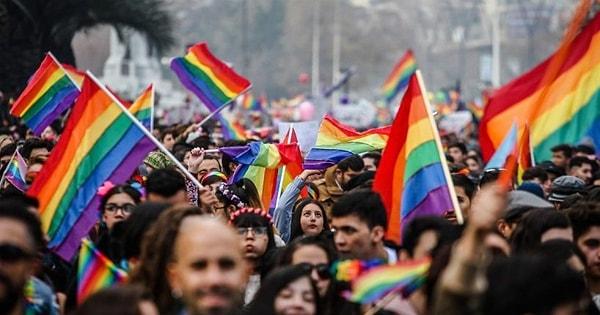 Dergi ayrıca Türkiye'de LGBT gruplarına yönelik toplumda olumsuz bakış açısının olduğunu yazdı.