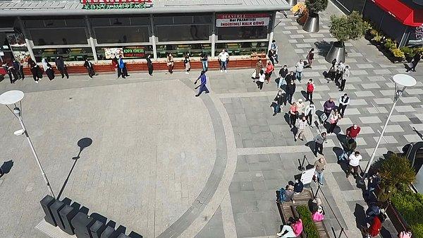 İstanbul Beylikdüzü'ndeki bir AVM önünde oluşan kuyruk 👇