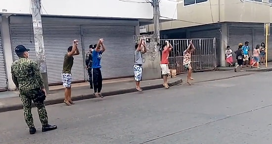 Sokağa Çıkma Yasağına Uymayan Çocuklara Hayali Basket Atma Cezası Veren Polis