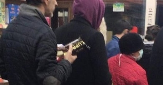 İlk sokağa çıkma yasağından önce marketlere akın eden insanımız arasında en çok dikkat çeken görüntüler birisi Luppo alan amca olmuştu. Bu durum tartışmalara yol açmış ancak Luppo günlerce gündemde kalmaya devam etmişti.