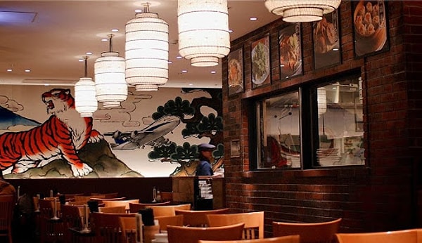 В исследовании носитель коронавируса входит в этот ресторан и занимает позицию, соблюдая правило социальной дистанции.