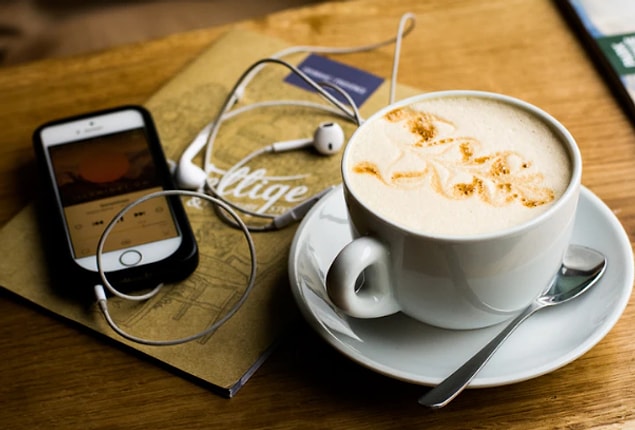 9. Ebeveynlik ile ilgili podcast yayınlarına katılın ve bir yandan eğlenirken bir yandan da kendinize bir şeyler katın.