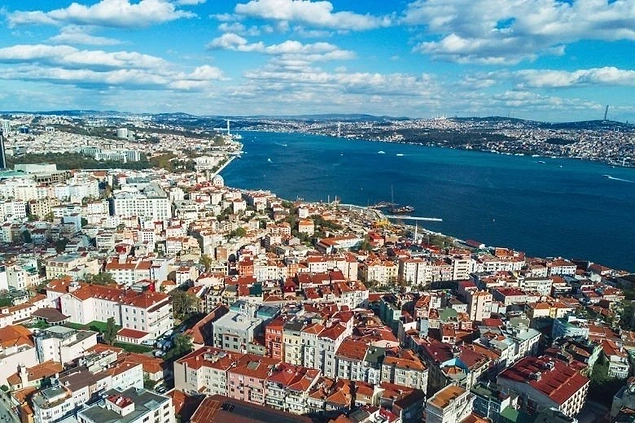İstanbul'da yaşamak çok zor. Bu şehir insanın iliğini kemiğini kurutuyor desek yeridir. Her yer kalabalık ve bu kalabalıkta da hayatta kalma mücadelesi vermek insanı fazlasıyla yoruyor.