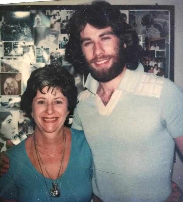 3. "Annemle John Travolta çocukken arkadaşlarmış. Bu fotoğrafı onu tiyatroda izledikten sonra bulduk. 70'lerdeki saç stiline bir bakın."