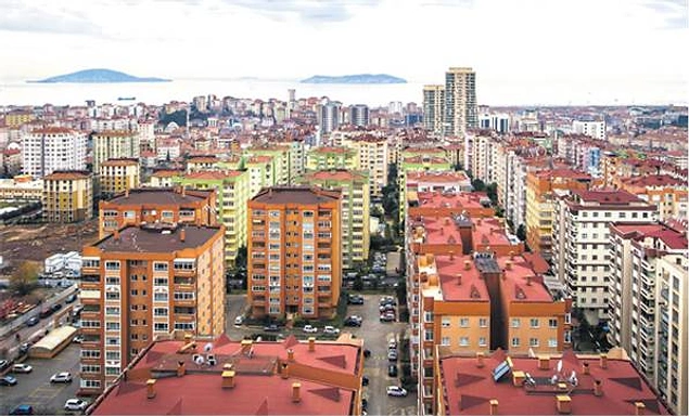Uzun lafın kısası asgari ücretin her yerde aynı olduğu ülkede şartlar hiç eşit değil... İstanbul'dan ev almak isteyen biri en az 500-600 bin TL'yi gözden çıkarmak zorunda. Bu da kolayca ödenebilecek bir para değil.