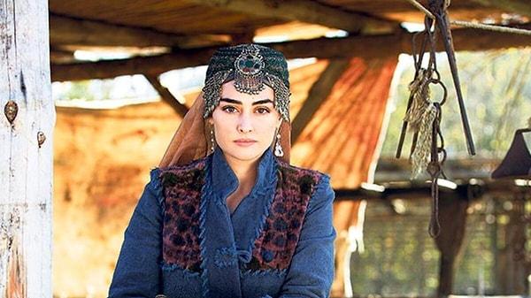 Öncesinde Esra Bilgiç, Diriliş Ertuğrul dizisinde Halime Hatun'u canlandırmıştı.