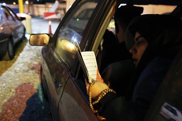 Şeb-i İhya olarak adlandırılan bu gecelerde toplanan İranlılar, imsak vaktine kadar dua ediyor.