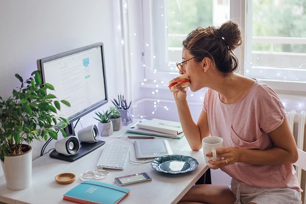 Конечно, неестественно проводить весь день дома при полном параде.