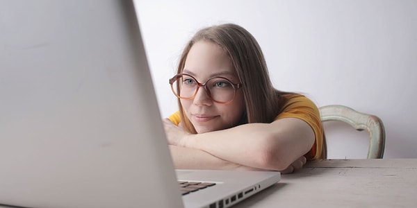 Другой важный аспект работы на дому - обязательно работать за столом и создавать искусственную рабочую среду дома.