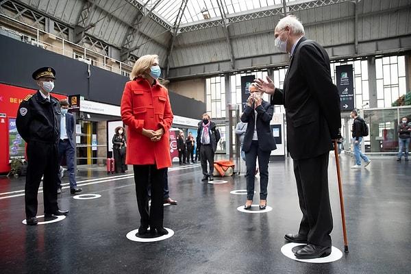 1. Paris'teki 'Gare de l'Est Tren İstasyonu'nda sosyal mesafe belirteçleri üzerinde duran bürokratlar.