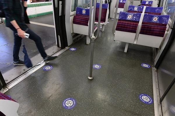 3. Paris'teki bir metroda güvenli sosyal mesafeyi gösteren çıkartmalar.