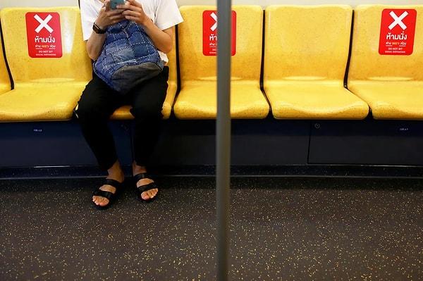 8. Bir Bangkok treninde sosyal mesafeyi belirten çıkartmalar.