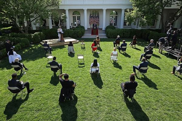 12. Beyaz Saray'ın gül bahçesinde etkinlik sırasında uygulanan sosyal mesafe.