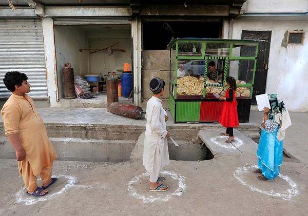 15. Afganistan'ın Jalalabad şehrinde ekmek almak için bekleyen insanlar.