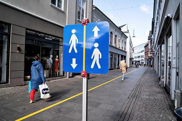 17. Danimarka'da insanların sosyal mesafe yönergelerine uymalarına yardımcı olmak için boyanan bir cadde.