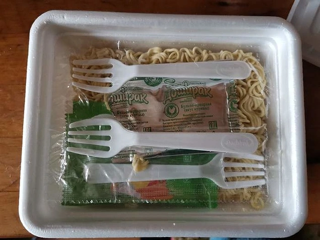 "Bugün şanslıyım! Noodle paketine fazladan çatal koymuşlar."